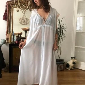 Robe 1930 en soie bleu pastel transparente légère et volante